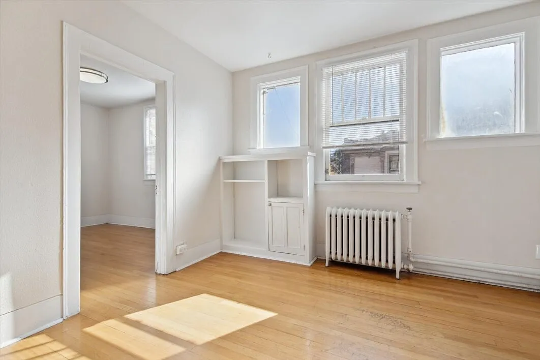Bright One Bedroom In Capitol Hill — Photo 3