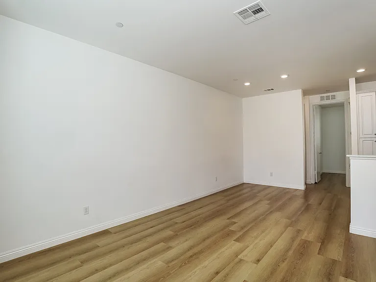 7235 N Cedar Rd — Photo 2