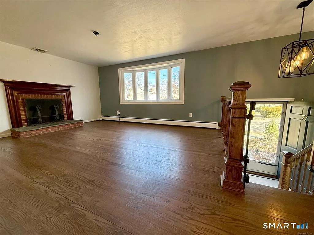 3 bed, 2.0 bath, 2220 sqft, $4,500 — Photo 3