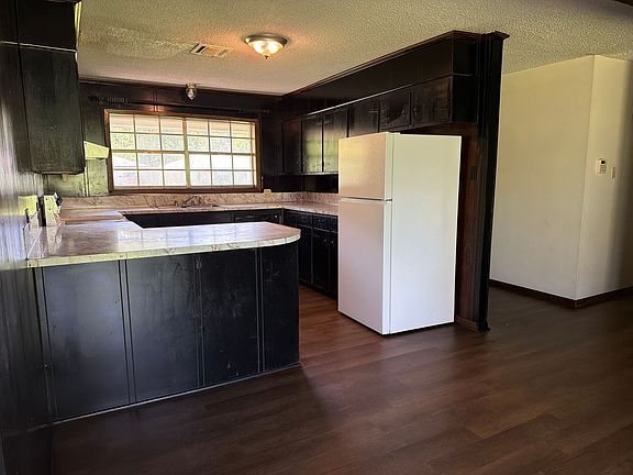 3rd image of 16 Willow Dr