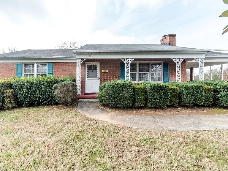 913 Sandusky Dr — Photo 1