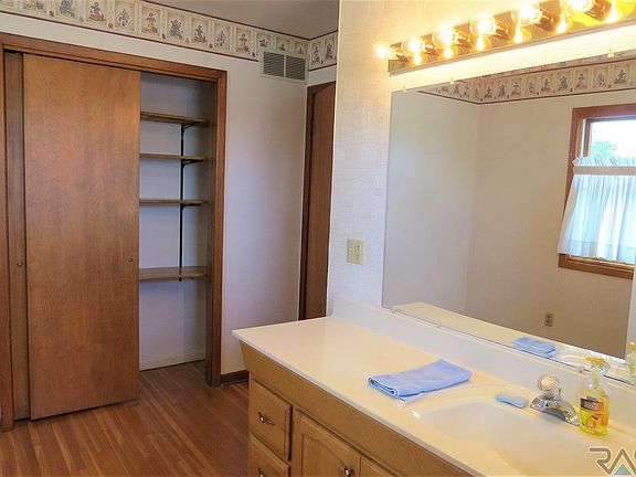 5th image of 401 E Christensen Dr