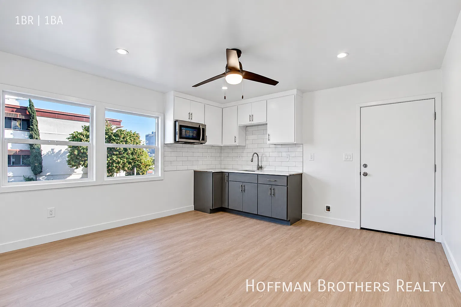 Renovated Westlake 1BR with High Ceilings, Natural Light, Updated Kitchen & Pet-Friendly Living! — Photo 2