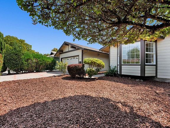 4th image of 8551 Larch Ave