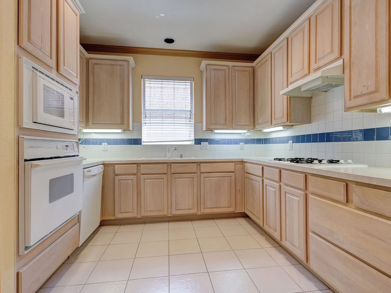 3 bed, 1639 sqft, $2,600 — Photo 2