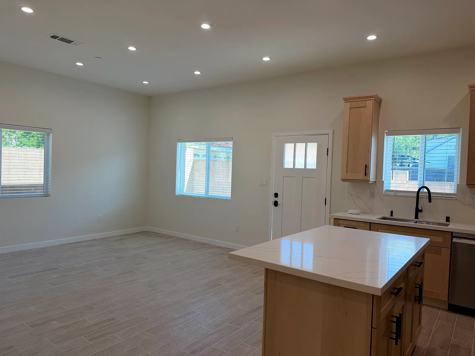 2 bed, 1000 sqft, $4,200 — Photo 4