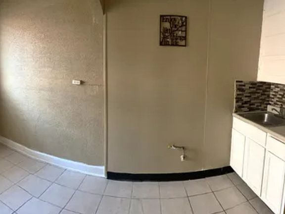 3rd image of 3633 Oakman Blvd APT 4