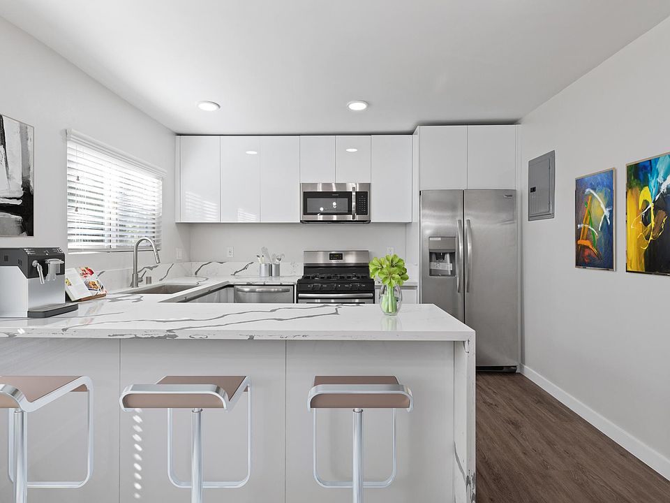 Unit 4: 2 bedroom x 1.5 bathroom unit available now