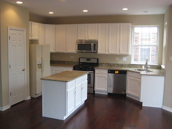 3rd image of 2421 Meadowbrook Ln
