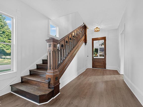 5th image of 222 Douglas St