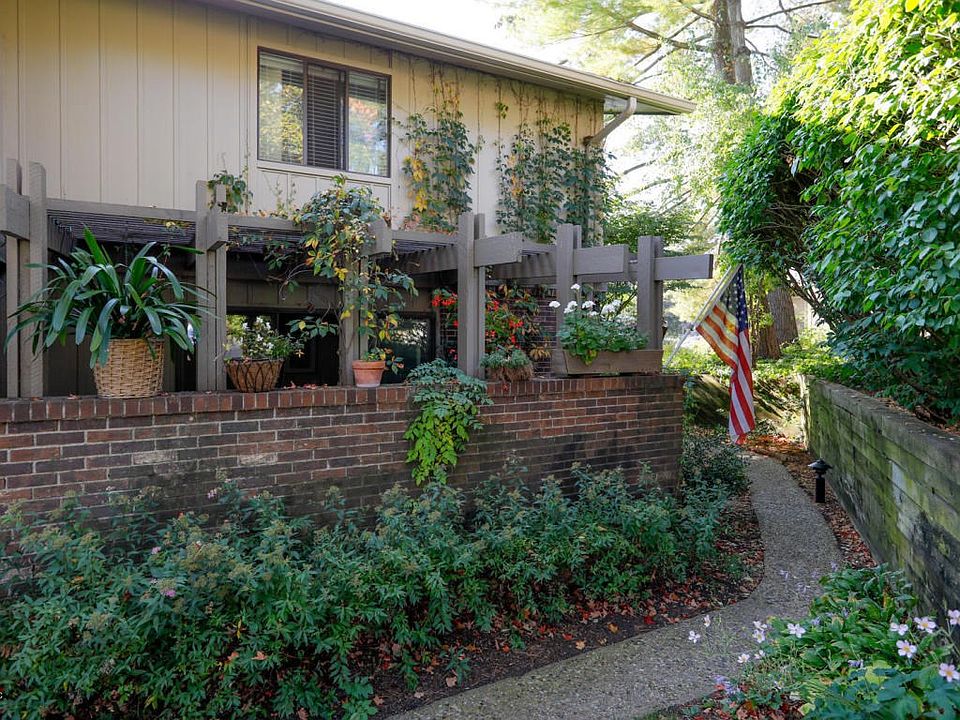 3820 Greenleaf Circle-101