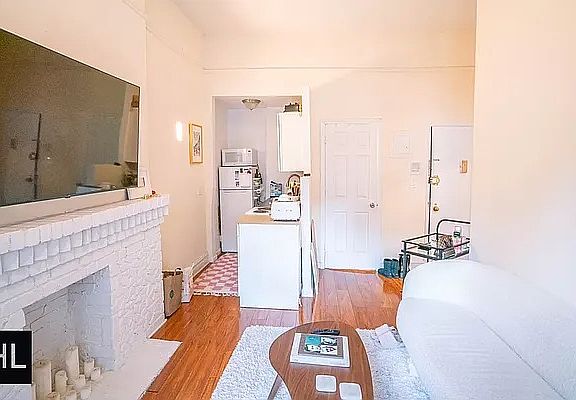 3rd image of 11 W 26th St #3B