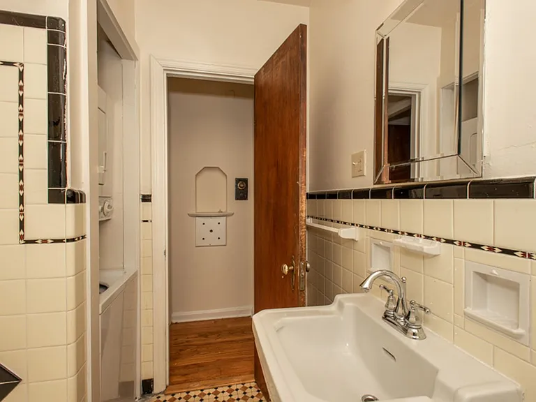 1br Near Uc, Daap & Hospitals | Prime Riddle Road Location — Photo 9