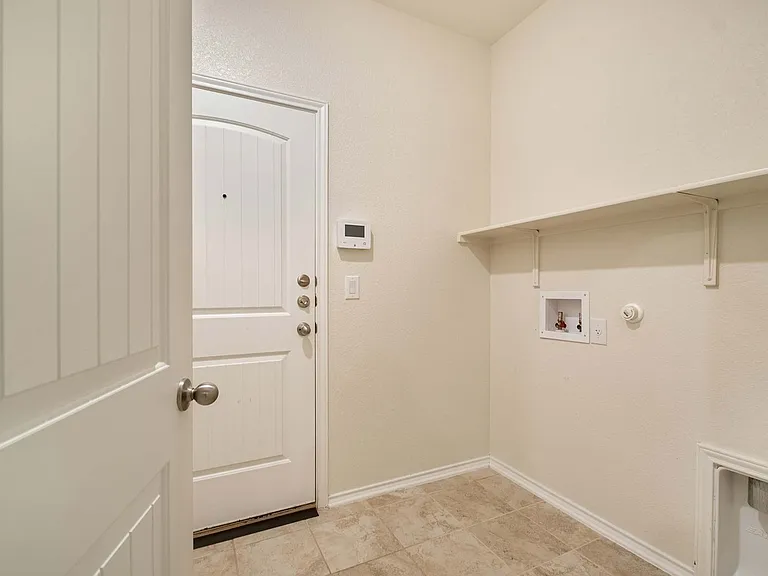 907 Solitude Dr — Photo 5