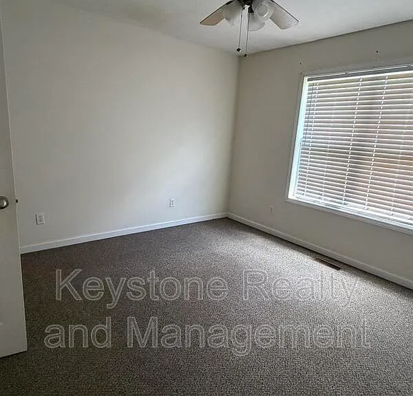 163 W Oak St — Photo 7
