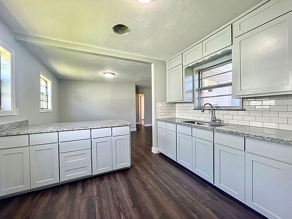 4th image of 1025 West Dr