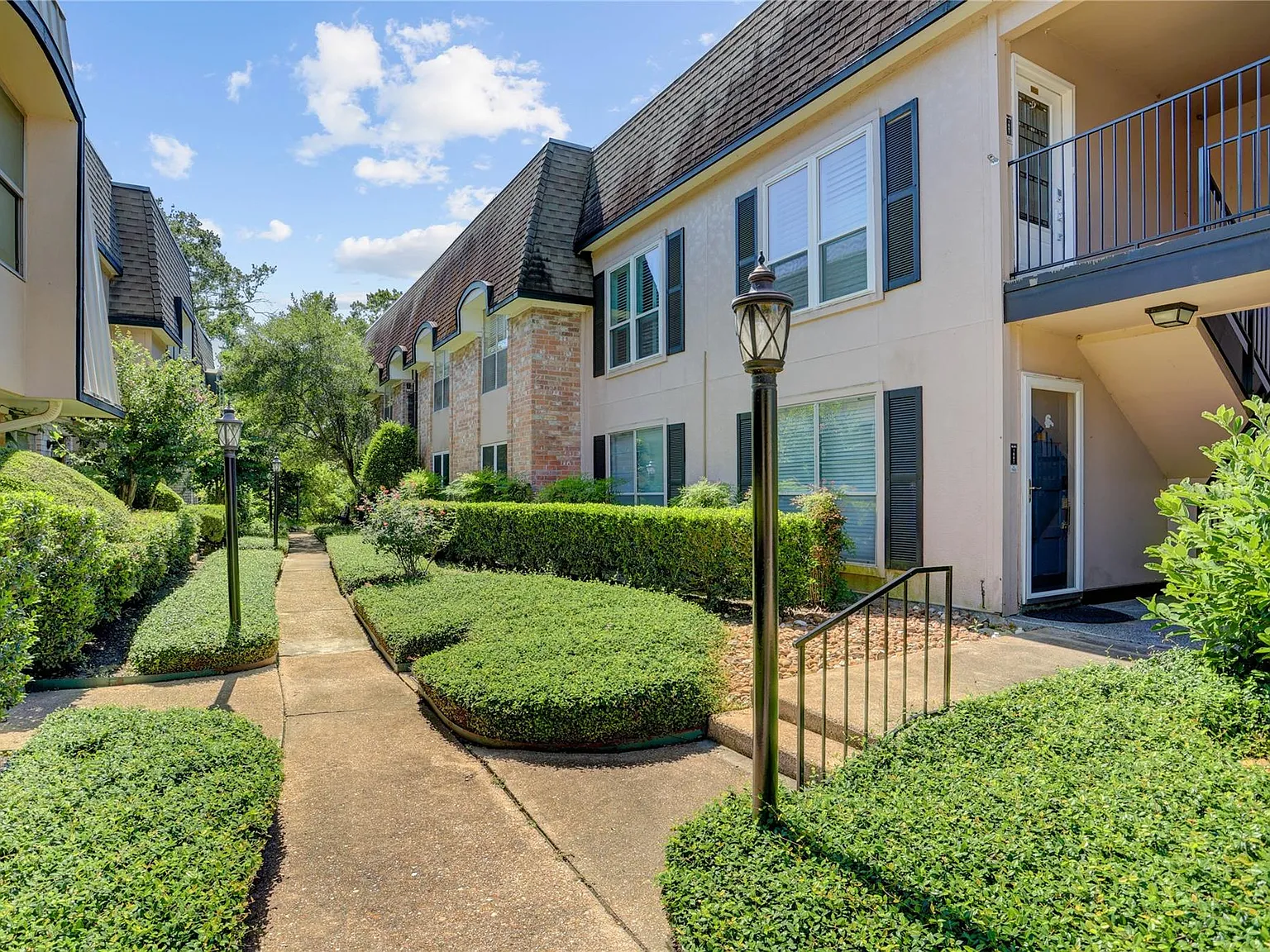 2 bed, 2.0 bath, 1158 sqft, $2,000 — Photo 3