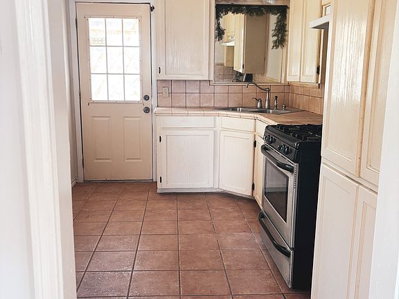 4th image of 726 E Cornelia Cir