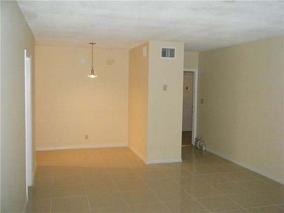 4th image of 2424 SE 17th St APT 110B