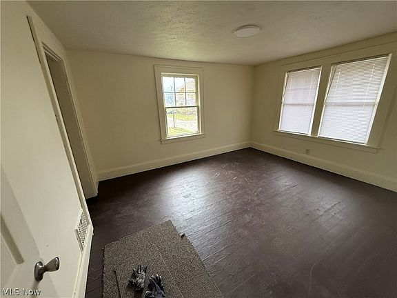 5th image of 555 W Evergreen Ave