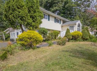17 Foxcroft Dr, Nanuet, NY 10954