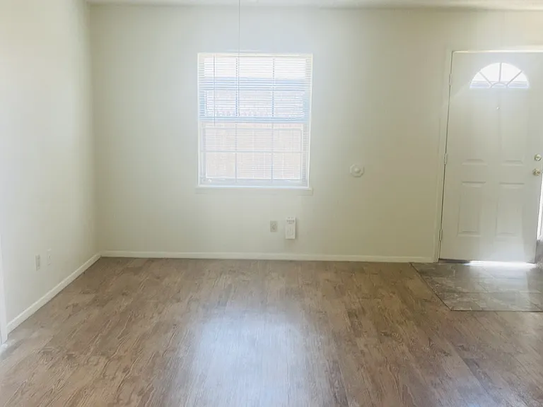 5433 40th St #A — Photo 2