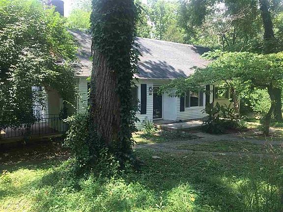 4th image of 701 Lake Forest Dr