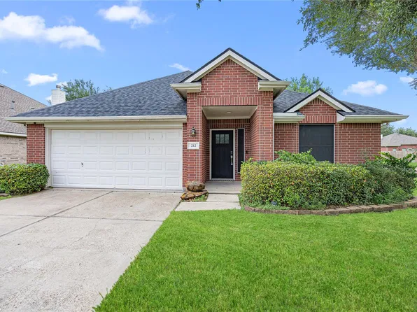 212 Silverbrook Ln, Dickinson, TX 77539