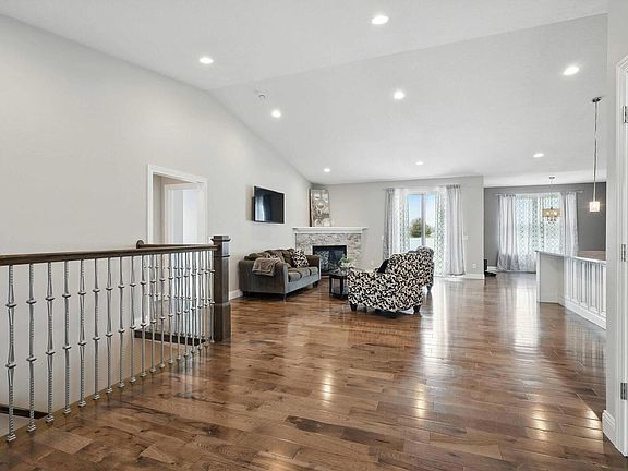 4th image of 720 Deer Woods Dr