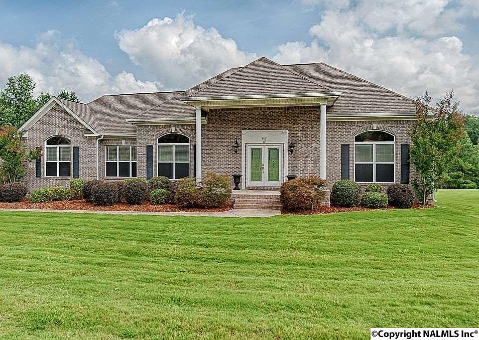 1st image of 205 Twin Lakes Dr