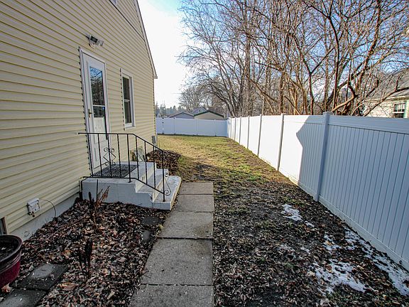 5th image of 916 Irving St