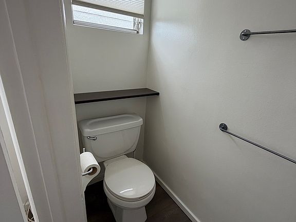 4th image of 830 S Barrington Ave APT 6