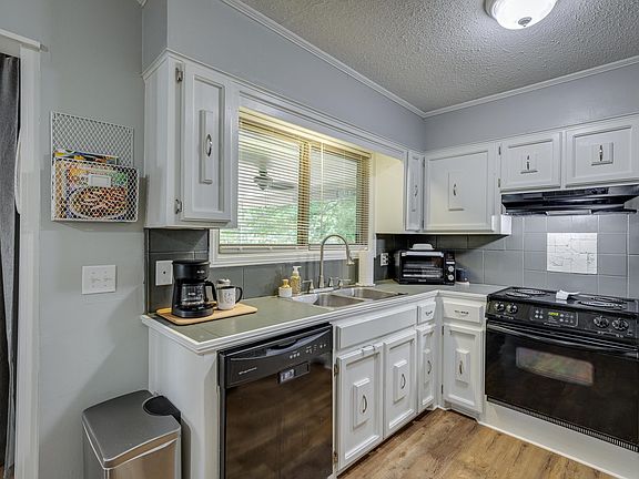 5th image of 118 Honeysuckle Dr