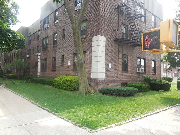 3rd image of 7619 Ditmars Blvd
