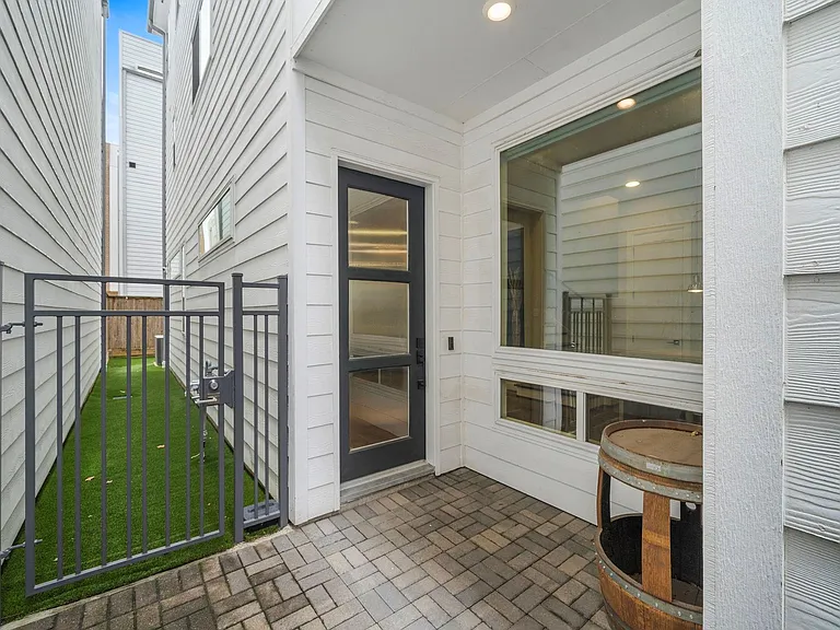 1217 Crockett St — Photo 3
