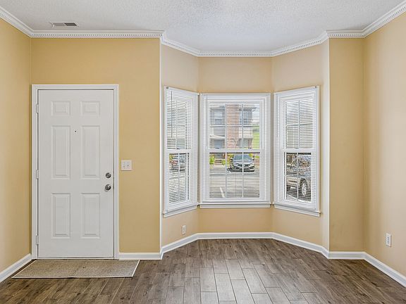 4th image of 328 Hickory Pl