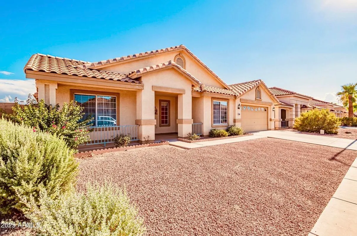 4 bed, 2272 sqft, $2,295 — Photo 2