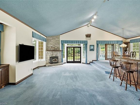 5th image of 1046 Book Rd W