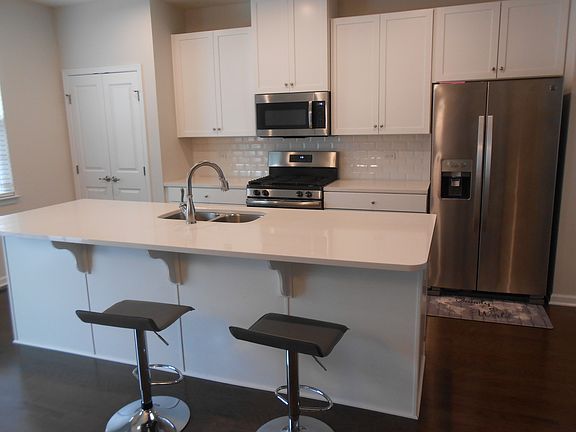 4th image of 47 Nicholas Dr W