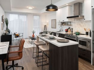 555 College St #207, Toronto, ON M6G0B1