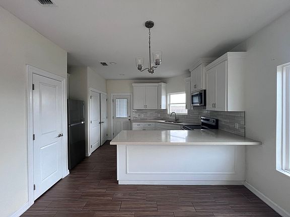 3rd image of 1025 N Clarence Ave #A