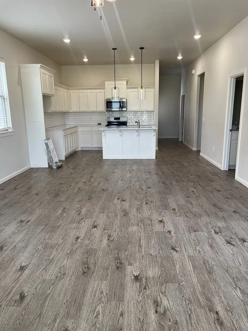 Beautiful 4 bed 3.5 bath home with a game room in The Enclave! — Photo 3
