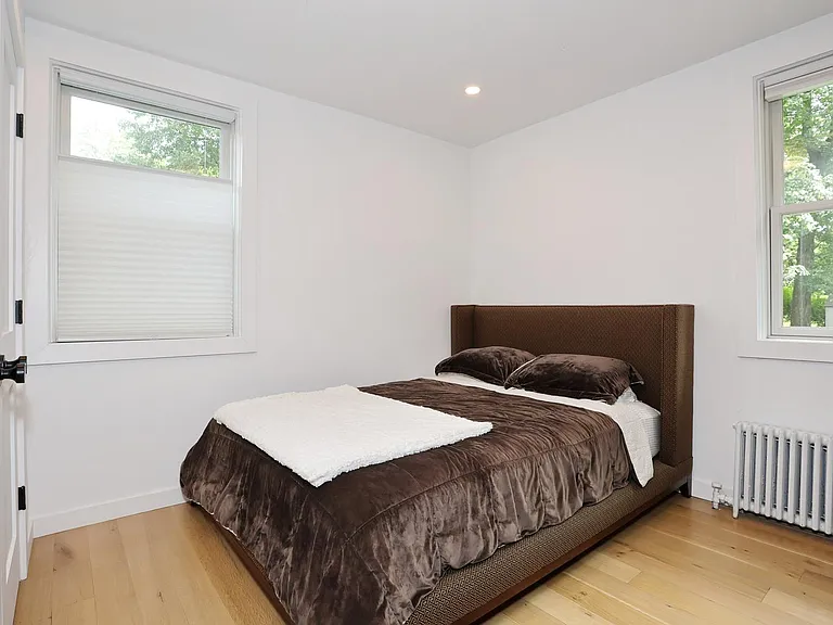 324 Godwin Ave — Photo 10