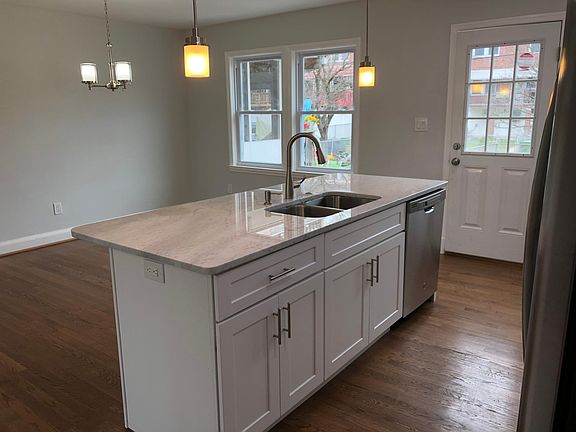 Yes, there's a dishwasher.