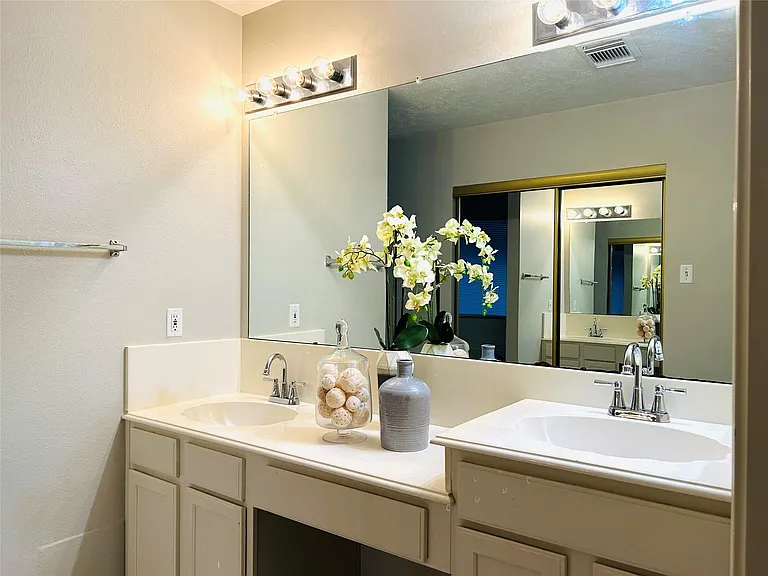 1404 Helmsley Dr — Photo 15
