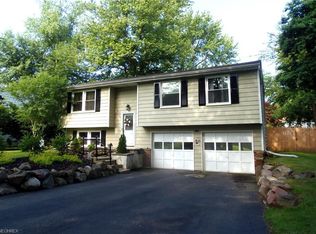 1736 Stonehaven Rd, Madison, OH 44057