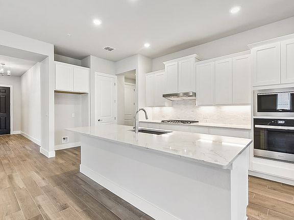 5th image of 258 Sweeping Sage Ln