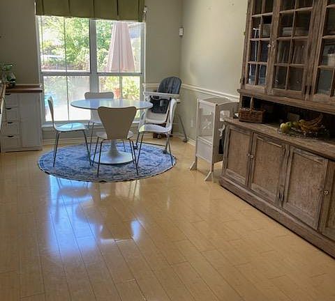 3rd image of 605 Burleson St #605
