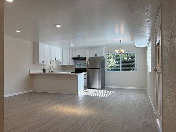 5th image of 11555 Archwood St Unit A