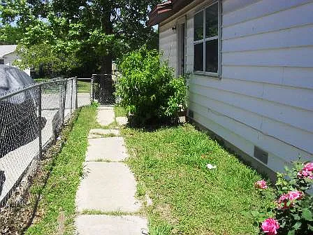 910 San Antonio St — Photo 10